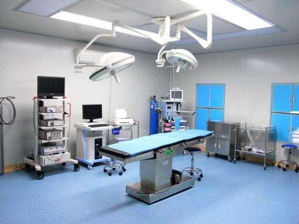 英男医生借机侵害女患者，15岁女孩回忆：检查不戴手套，简直噩梦