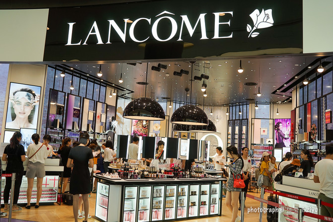 一群年轻人到三亚，摆pose，拍照