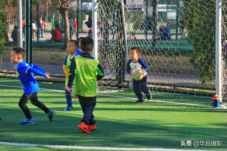 小孩足球训练15秒短视频,儿童足球爆发力和速度训练