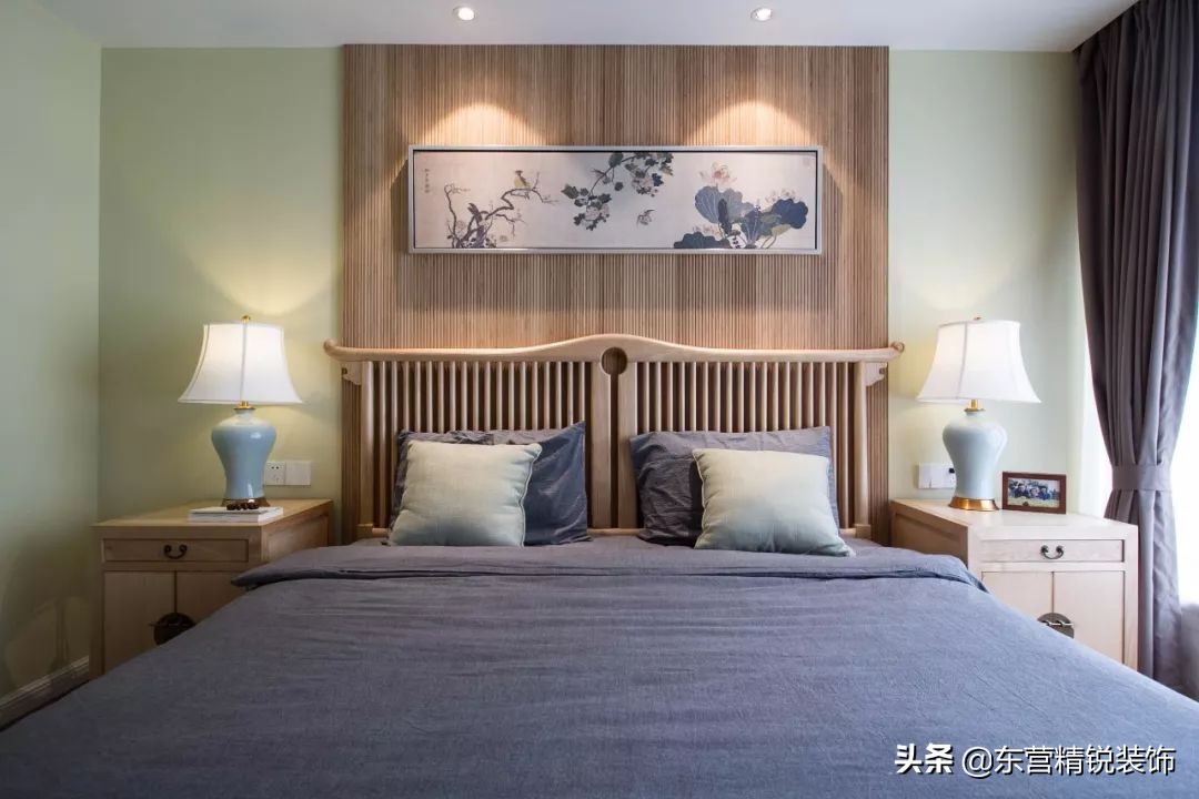 主卧背景墙护墙板装修效果图大全,100平方现代轻奢护墙板装修多少钱