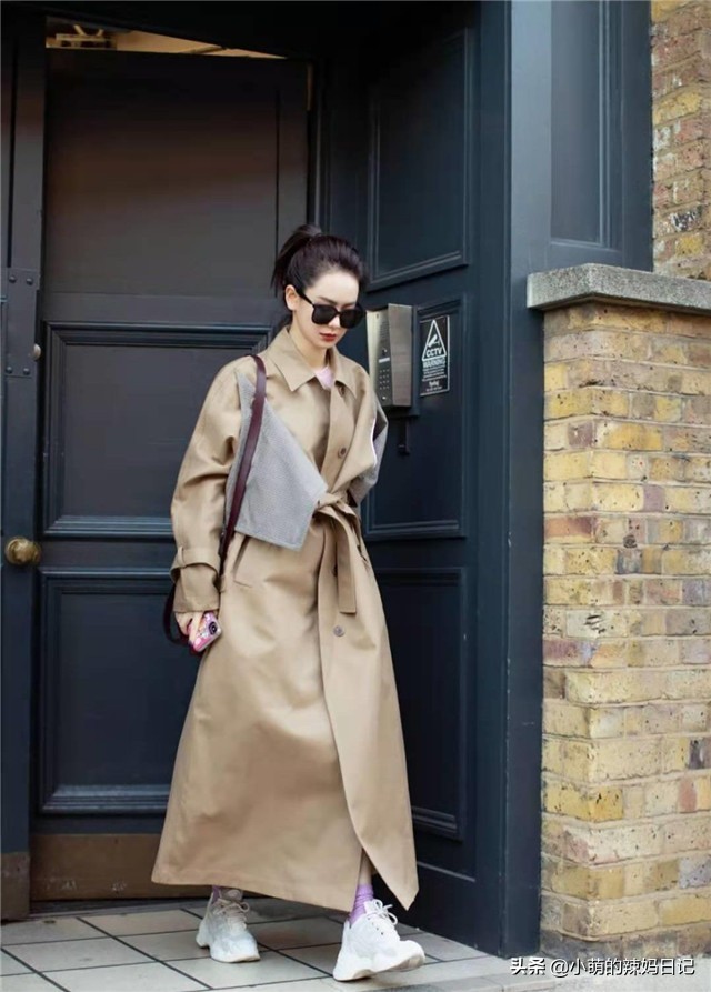 马丁靴搭配连帽风衣,冬天穿风衣千万别配两种裤子