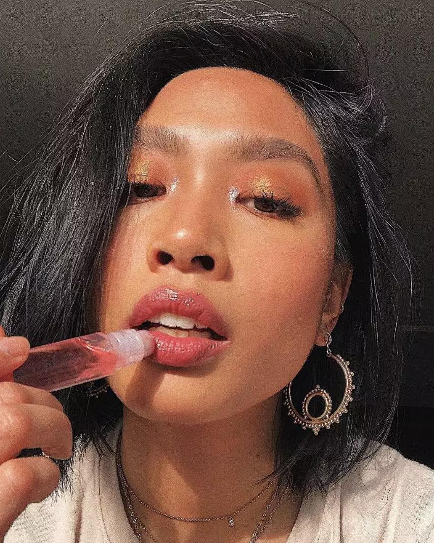 佟丽娅将任春晚主持，却被质疑稳输董卿？但在妆容上她确实赢了..