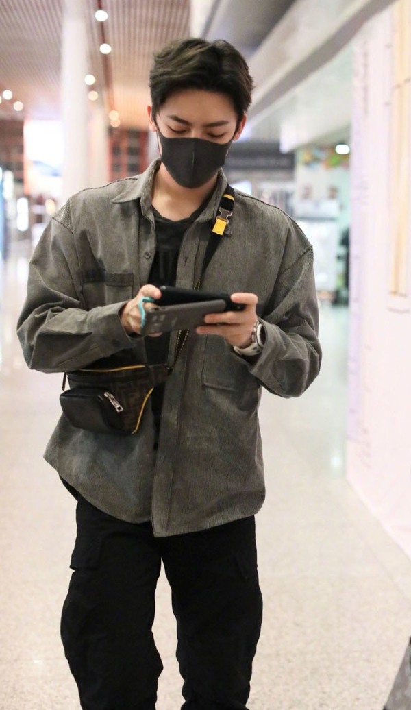 侯明昊白色运动套装,超酷魅力男神侯明昊写真