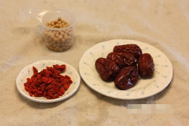 入冬后女人就要多喝它,冬天到了女孩喝点什么