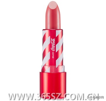 百花盛开的季节让花瓣的颜色飞上双唇