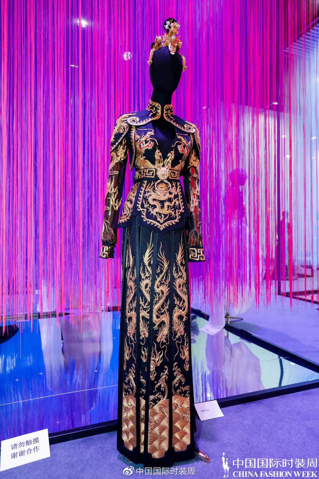 用丝线牵引时尚|“天锦地绣·华夏大美”刺绣艺术展精彩纷呈