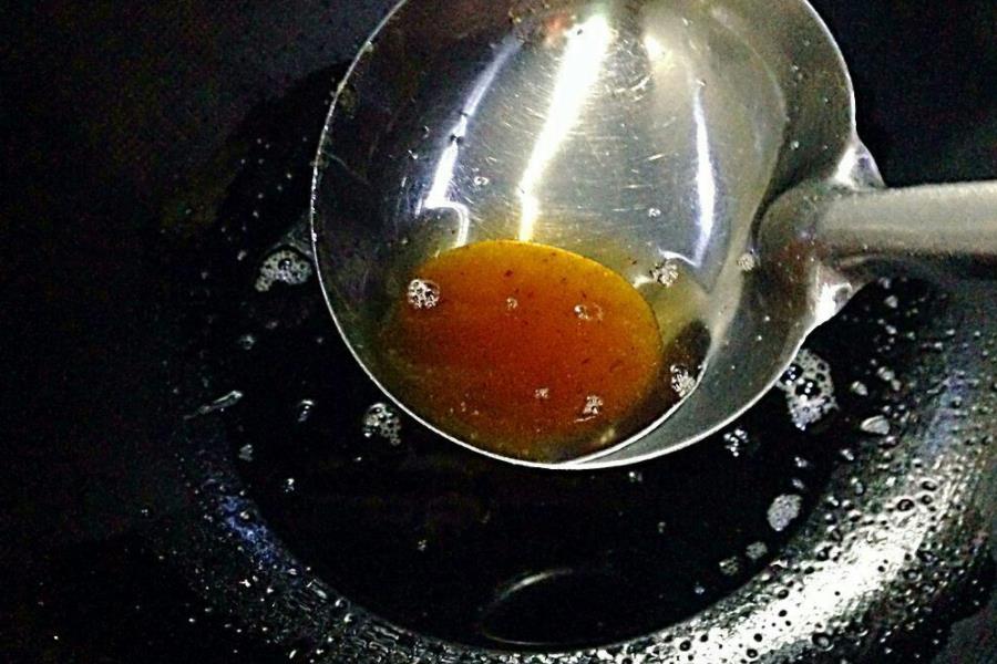 炒糖色不红,怎样炒糖色兑水时不爆锅