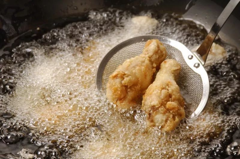 油炸后的油怎么处理可以变清澈,油炸剩下的油怎么使用