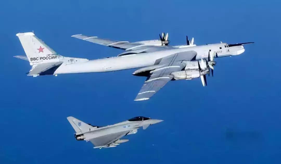 俄军主力战机突然坠毁,俄军图22轰炸机巡航