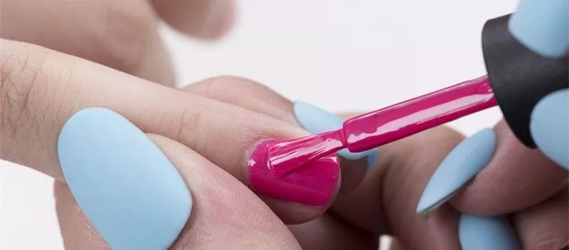 甲油胶难涂匀是胶有问题吗,裸色甲油胶为什么涂不匀