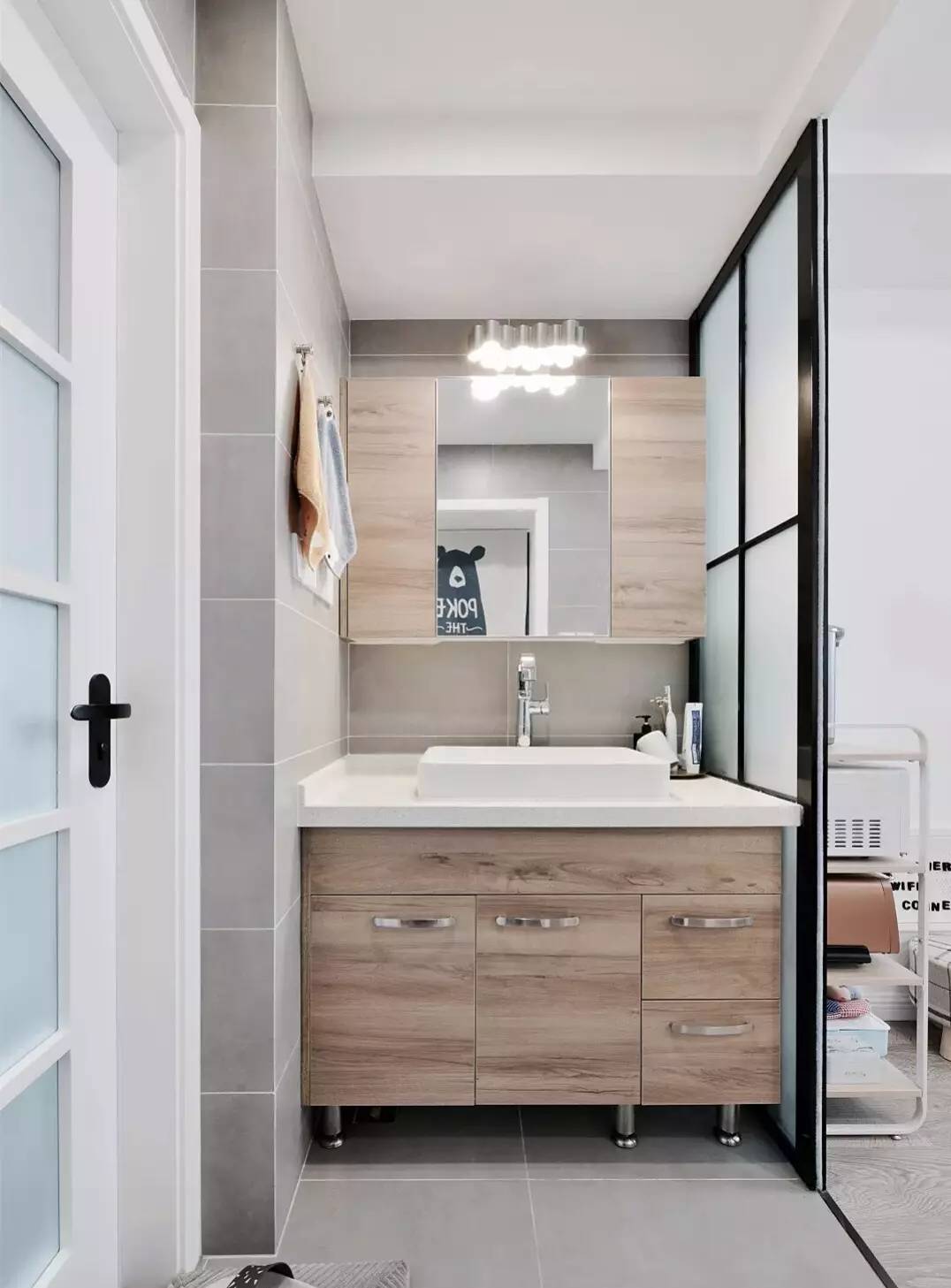 卫生间门正对客厅怎么做隔断,马桶正对卫生间门用玻璃隔断