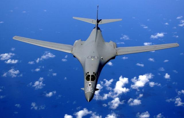 美军轰炸机逼近东海防空识别区,美军战略轰炸机实战