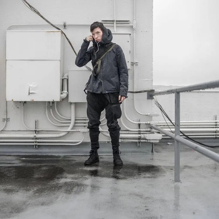 男人，想要在秋冬帅酷出场，怎么能少了一款经典实用的马丁靴？