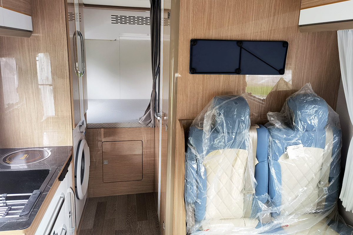 五菱轻卡房车最新款,骏驰大通短轴中顶房车