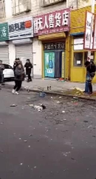 山东这个新郎这下火了,被人用胶带绑路灯杆上泼调料……就不能好好结个婚吗?