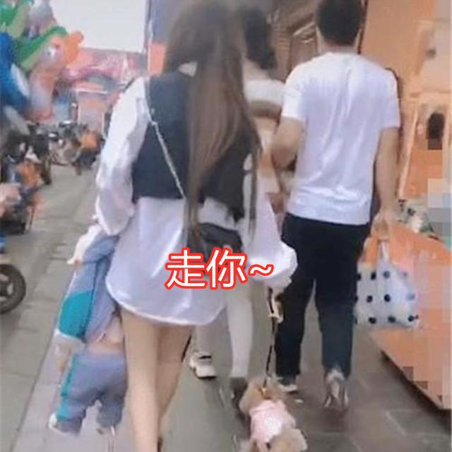 霸气小姨一手拎娃一手拎狗,霸气小姨带娃走红视频