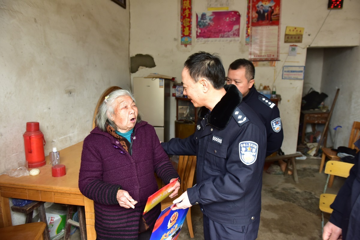 江西省公安厅*党**委委员、副厅长陈光明春节前夕在景德镇市走访慰问