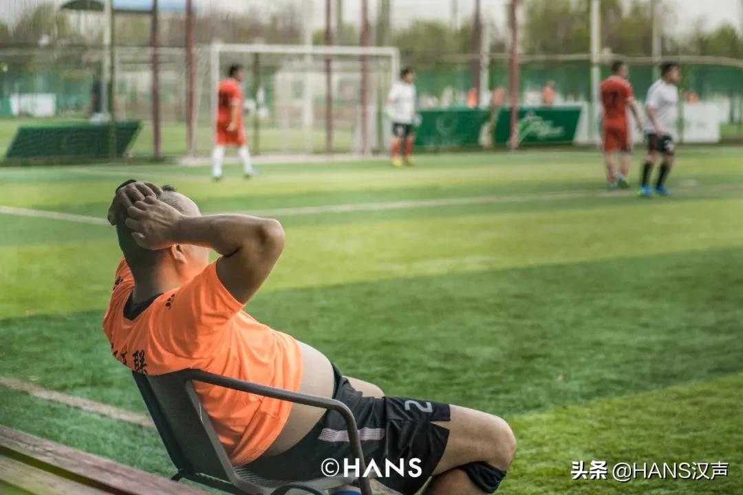 你在武汉球场边吼一嗓，就会认识一位带头大哥