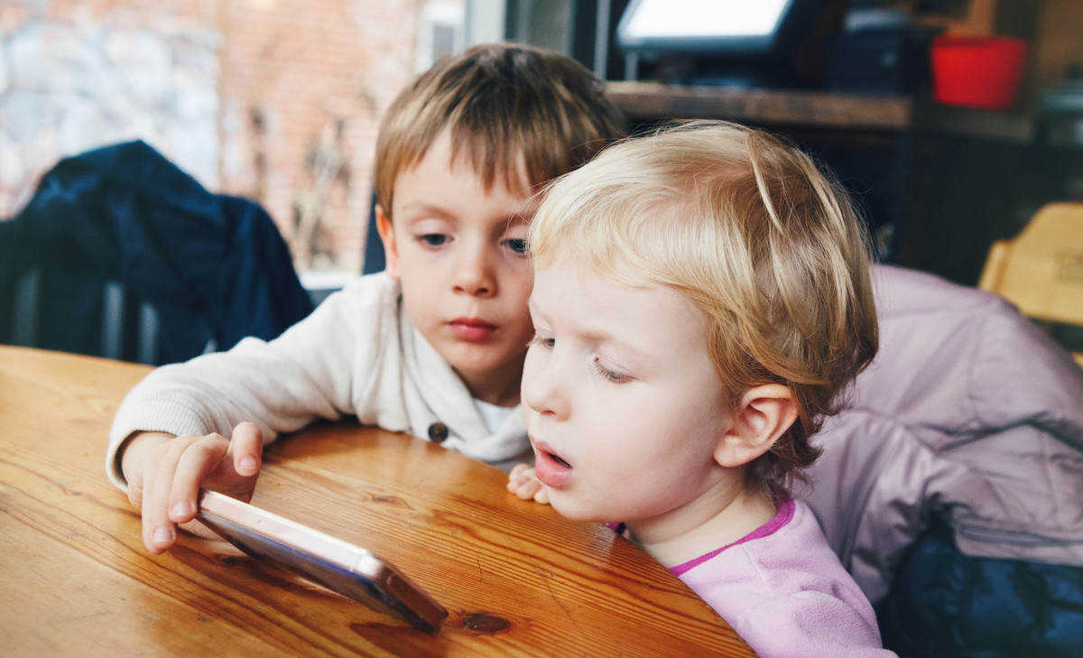 手机绿膜和蓝光膜哪个好,平板绿膜和防蓝光哪个好