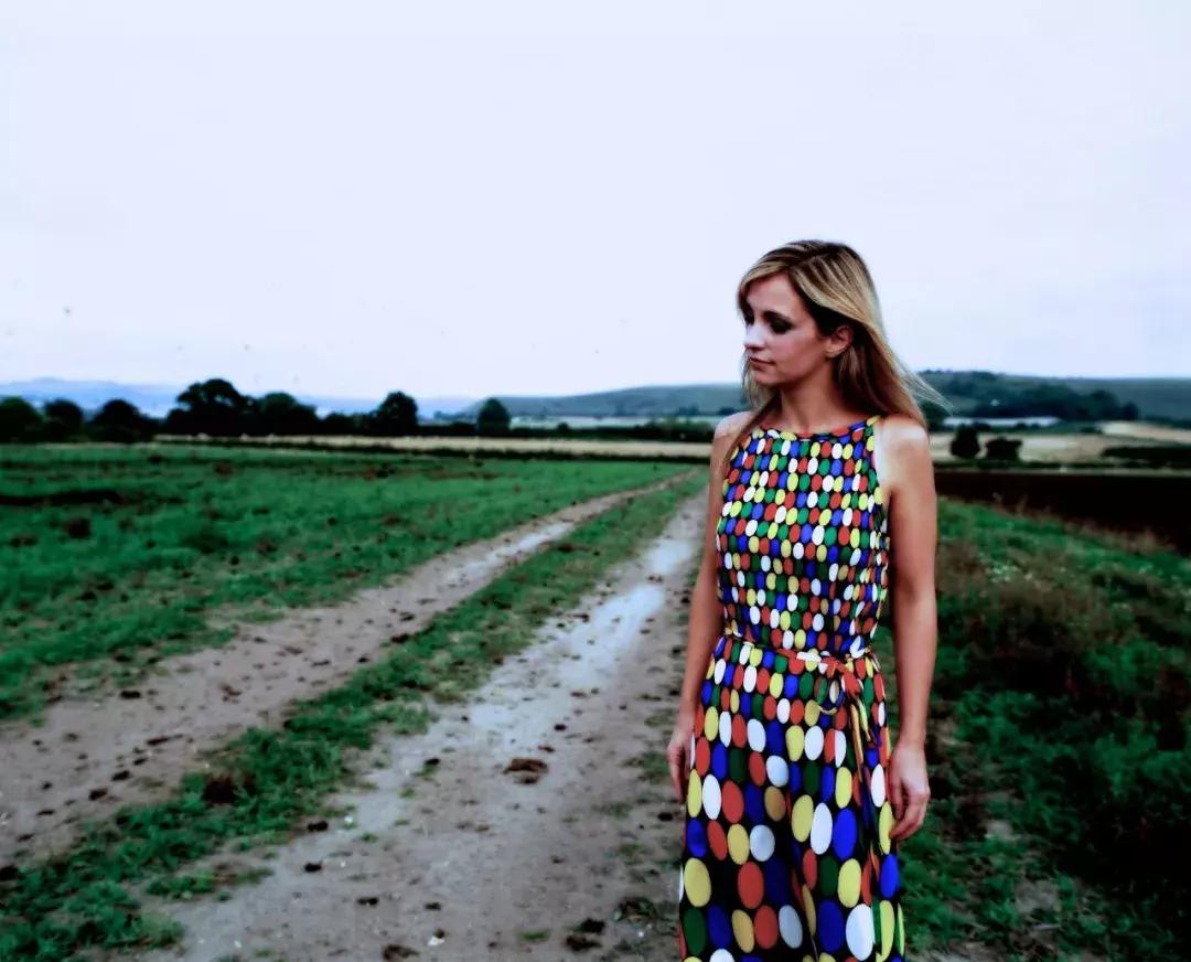 她是音乐之森的精灵，拥有被上帝吻过的嗓音