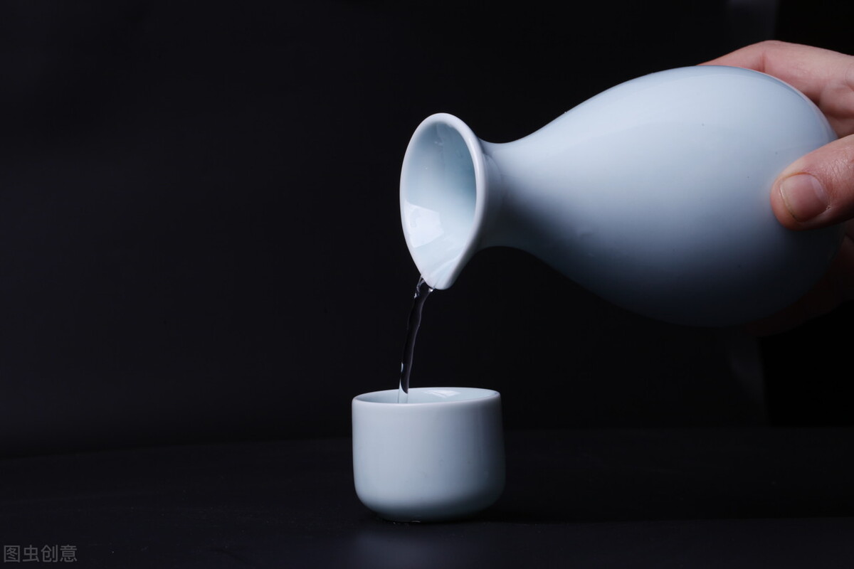 睡前喝牛奶危险声明,睡前喝一杯牛奶严重的后果