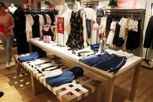 拉夏贝尔卖吊牌了么,拉夏贝尔怎么还有实体店