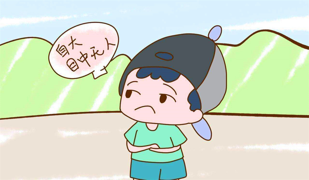 孩子怕答错上课举手不积极 (孩子上课自控能力差喜欢随意走动)