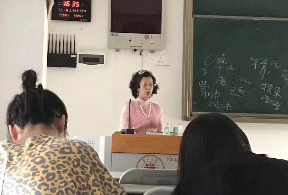 老师抓拍的学生搞怪瞬间,老师抓拍搞怪学生