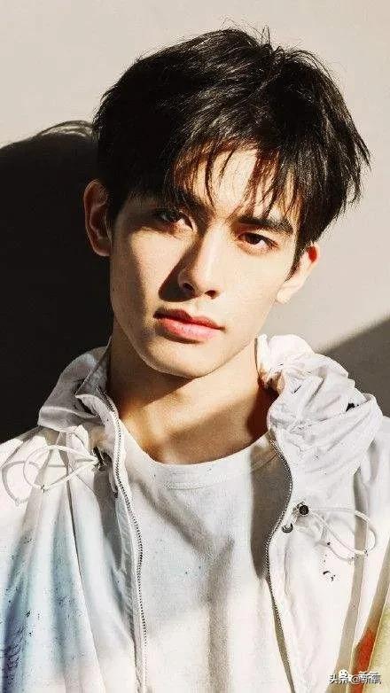 1米8大长腿，抿嘴笑爆红被吹顶级神颜，没想到竟然是照骗...