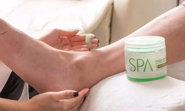 双脚干裂起硬皮怎么办,双脚干燥起皮