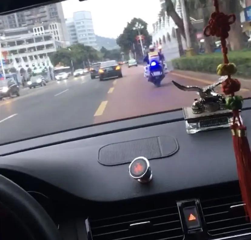 小男孩切东西不小心切到自己的手,儿子切水果时不小心割到手指