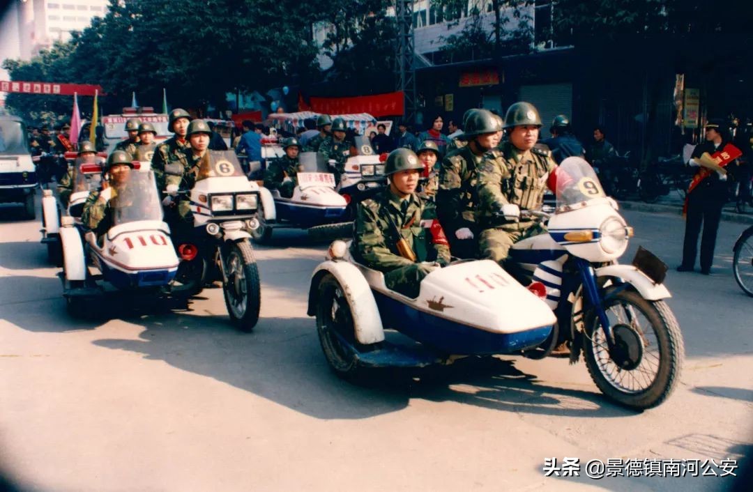珍贵实拍70年代,一张图看警服的变迁