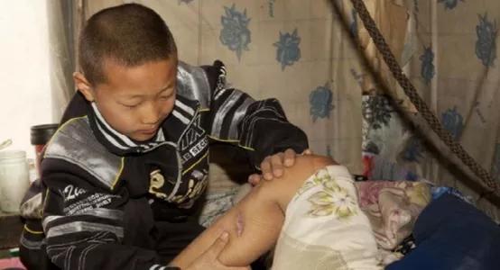 九岁男孩带瘫痪父亲去摘辣椒,少年靠摘辣椒养活瘫痪爸爸