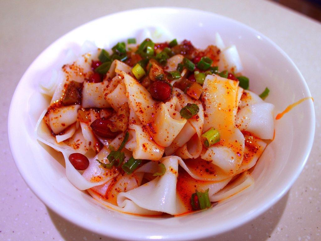 陕西美食推荐凉皮肉夹馍,陕西美食米皮配夹馍绝配