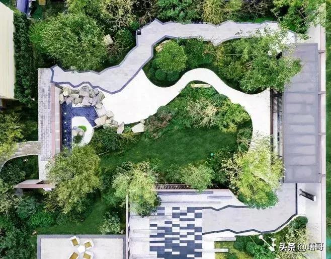 世界上的路本来很平凡，自从遇上设计师，此路非彼路