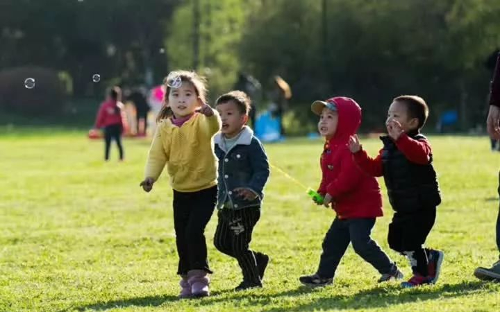 502胶水进眼睛有什么后果,502胶水滴到眼睛有什么危害