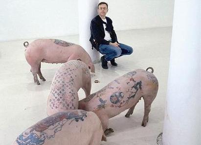 香奈儿猪皮纹身包价格,男子在富贵包上纹香奈儿