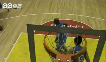 野球场篮球垫脚瞬间,野球场恶意垫脚集锦