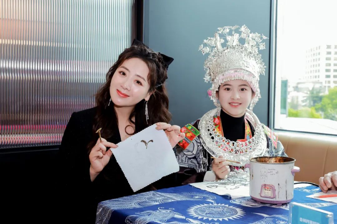 被央视点赞，有点惊艳！这位00后甜心苗妹勇闯上海时装周