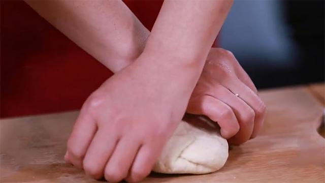 和面做到一半粘手怎样补救,和面一直粘手怎么办