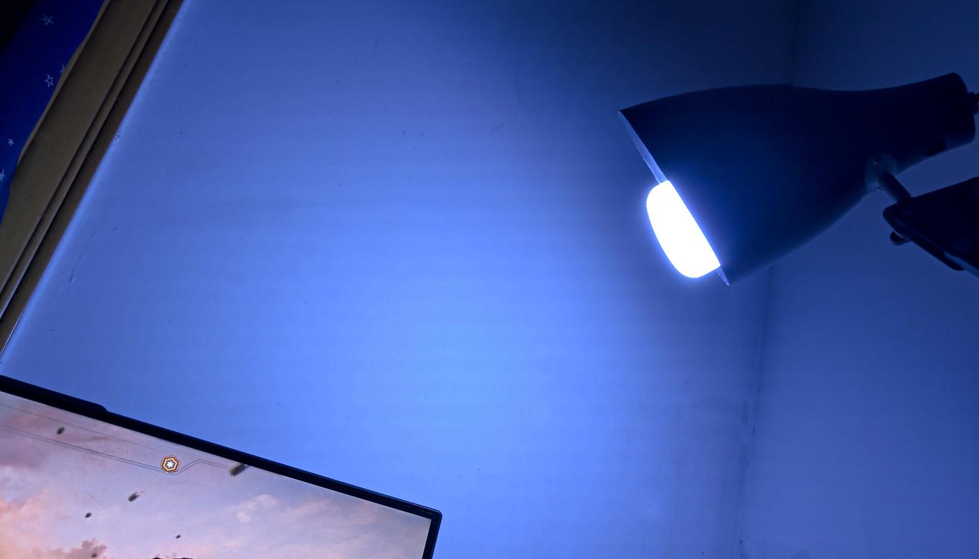 只需更换一个灯泡，即可让房间充满光污染，然后请开始你的表演