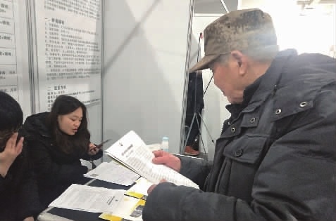 老人替儿“求职”，小伙愿降薪返乡看才市“微表情”，体味求职酸与甜、忧与喜