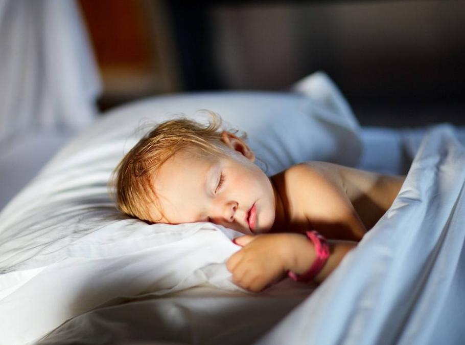 婴儿哭得很大声给奶喝就不哭,婴儿很轻声的哭