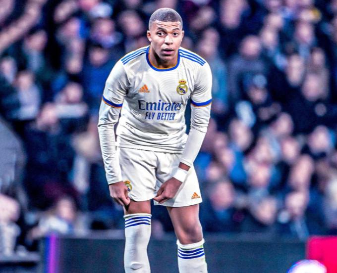 不服气!更衣室矛盾浮现,1.3亿鸡肋不满皇马签姆皇,安胖陷难题