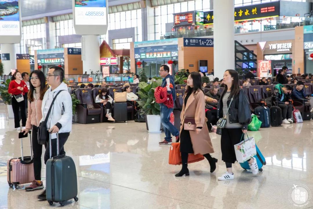 直击春运首日各地出行现场,春运首日直击带上祝福温暖回家