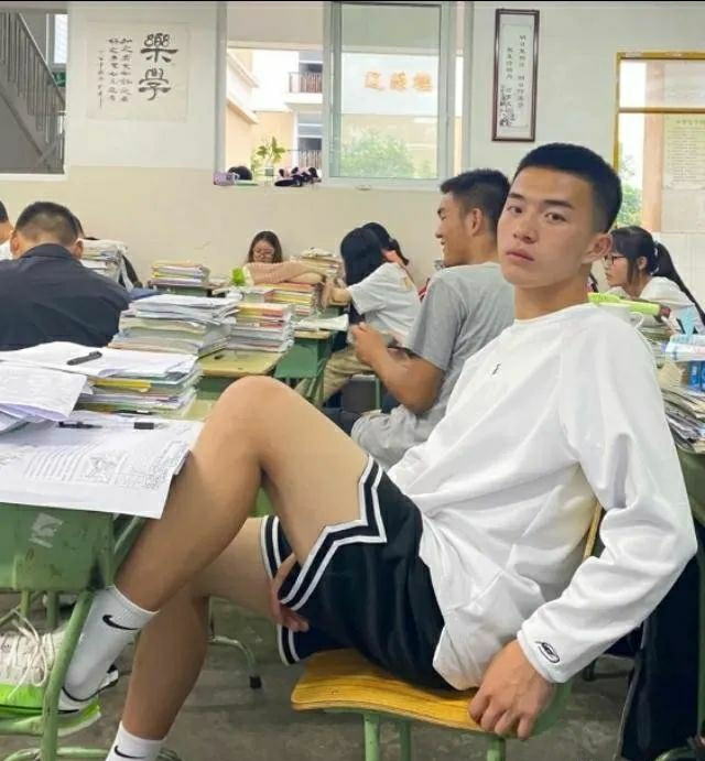 成都街拍长腿小哥哥,成都长腿男