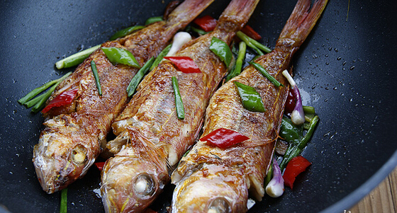 无论煎什么鱼一定不要先下油锅,煎鱼时可别直接下油锅记住这3点