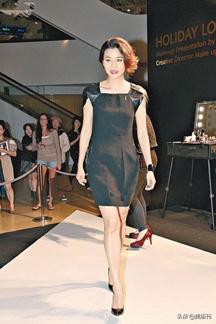 47岁蒙嘉慧状态好真实，素颜和好友像隔辈人，网友：认真老去很美