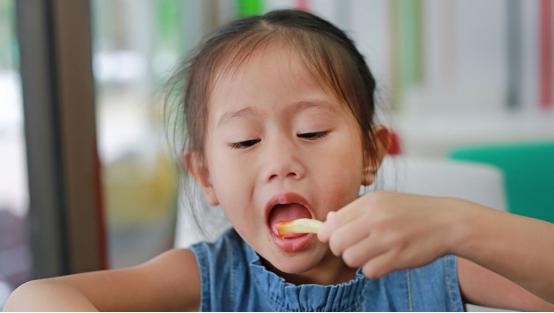 宝宝爱说话妈妈该怎么办,宝宝爱发脾气关键还是妈妈