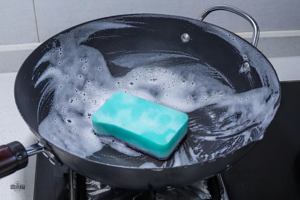 同样是铁锅应该怎么选择,不粘锅炒锅和传统铁锅哪个好